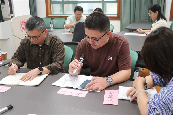 ”英语老师兼班主任“角色扮演者徐炜老师.jpg ”英语老师兼班主任“角色扮演者徐炜老师.jpg