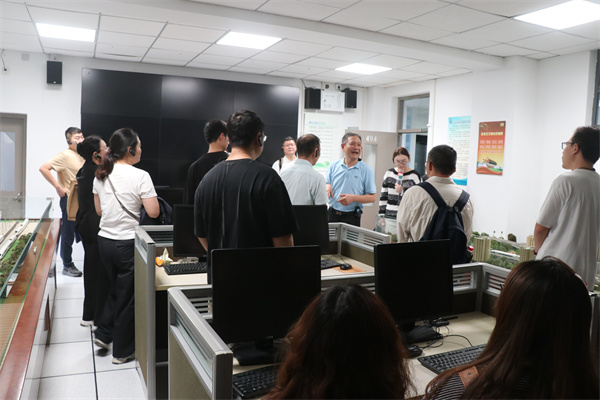 参观学习徐汇中科学特色项目.jpg 参观学习徐汇中科学特色项目.jpg