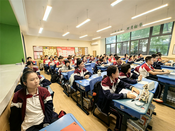 11班全体同学认真上班会课.jpg