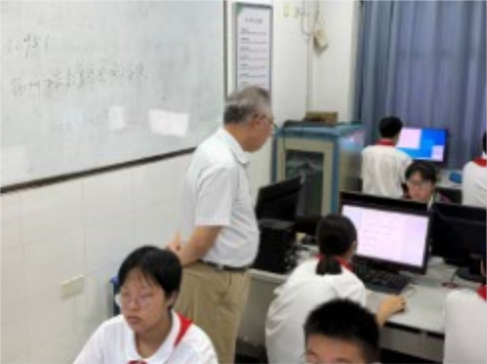 督导在查看学生埴写调查.png