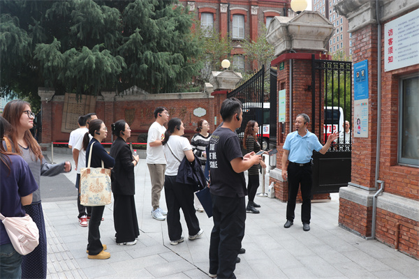 徐汇中学文化发展中心郑斌介绍学校.jpg 徐汇中学文化发展中心郑斌介绍学校.jpg