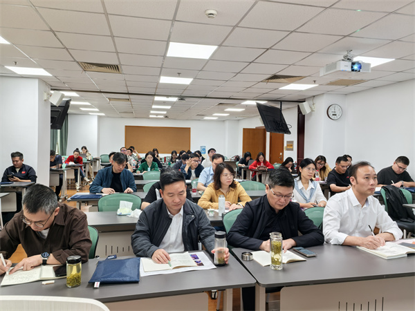 学习专家报告现场.jpg 学习专家报告现场.jpg