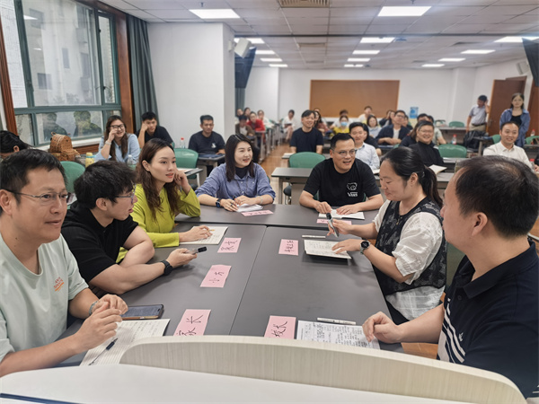 情景模拟:“家长、家委会、年家组、分管校长四方会谈”.jpg 情景模拟:“家长、家委会、年家组、分管校长四方会谈”.jpg