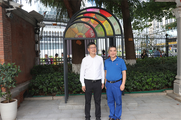 项目带队教师程志华副校长与徐汇中学曾宪一校长合影.jpg 项目带队教师程志华副校长与徐汇中学曾宪一校长合影.jpg