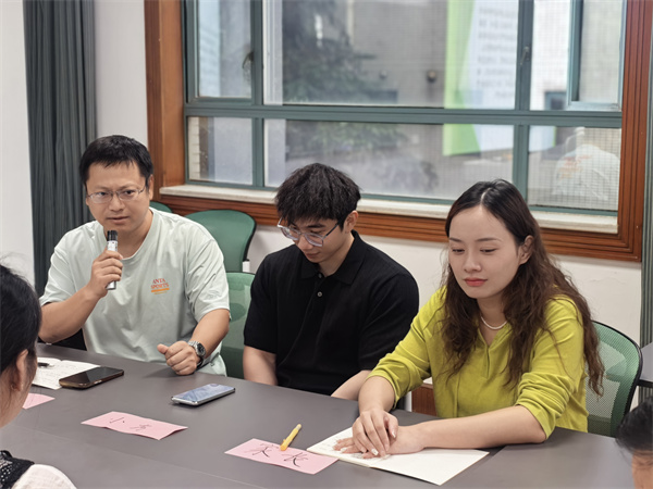 “家长和学生”角色扮演者殷宏、史健民老师老师.jpg “家长和学生”角色扮演者殷宏、史健民老师老师.jpg