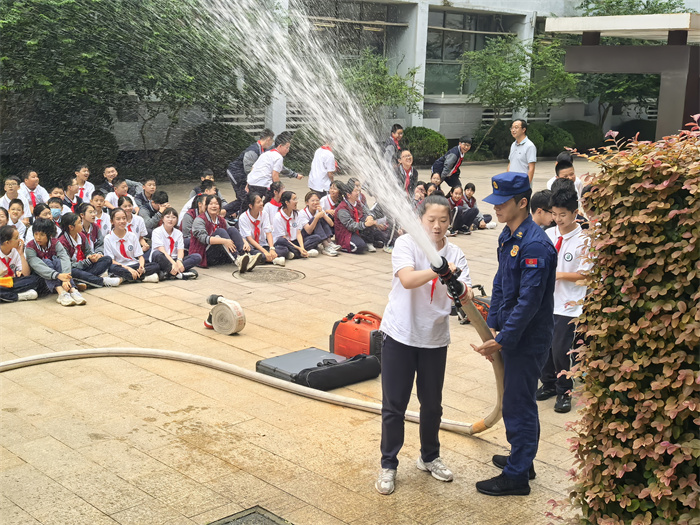 学生体验喷水灭火.jpg