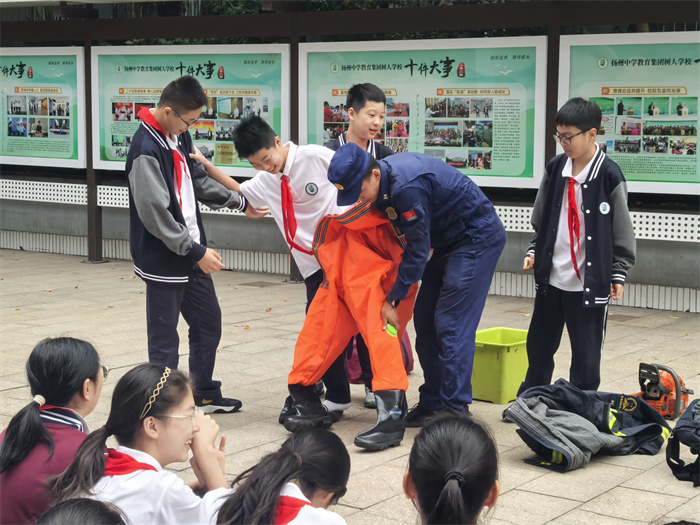 学生试穿救援服.jpg