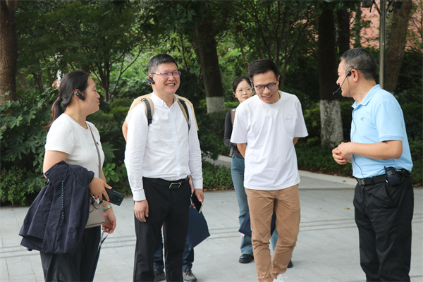 参观徐汇中学校园.jpg 参观徐汇中学校园.jpg