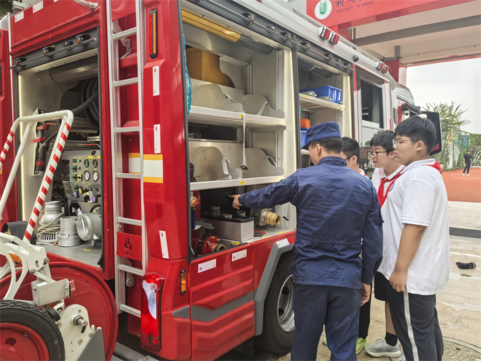 参观消防车.jpg