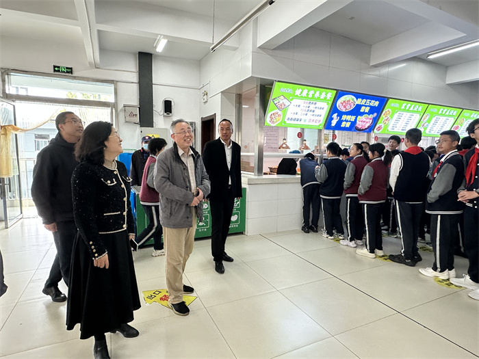 责任督学查看学生中午就餐情况1.jpg
