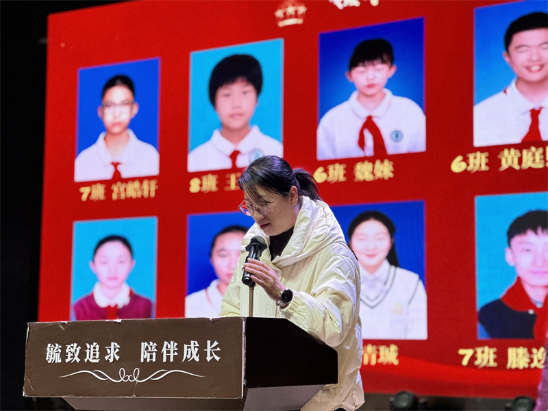 3_1 年级主任代庆文宣读获奖名单.jpg