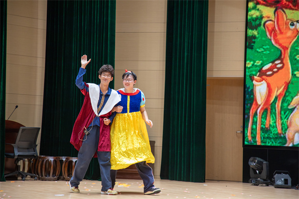 高二 12 白雪公主和七个小矮人.jpg