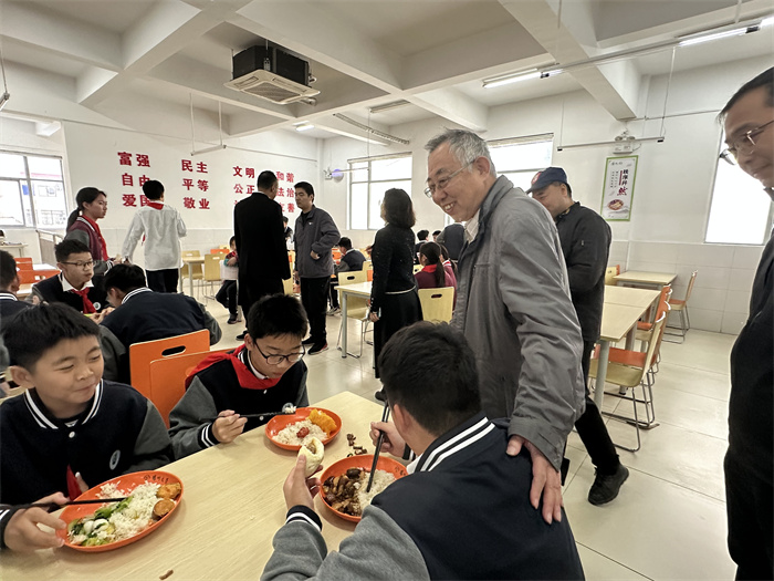 责任督学查看学生中午就餐情况2.jpg
