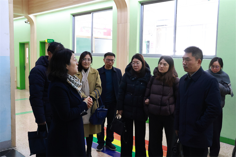 1_1 姜校长与来宾交流.JPG