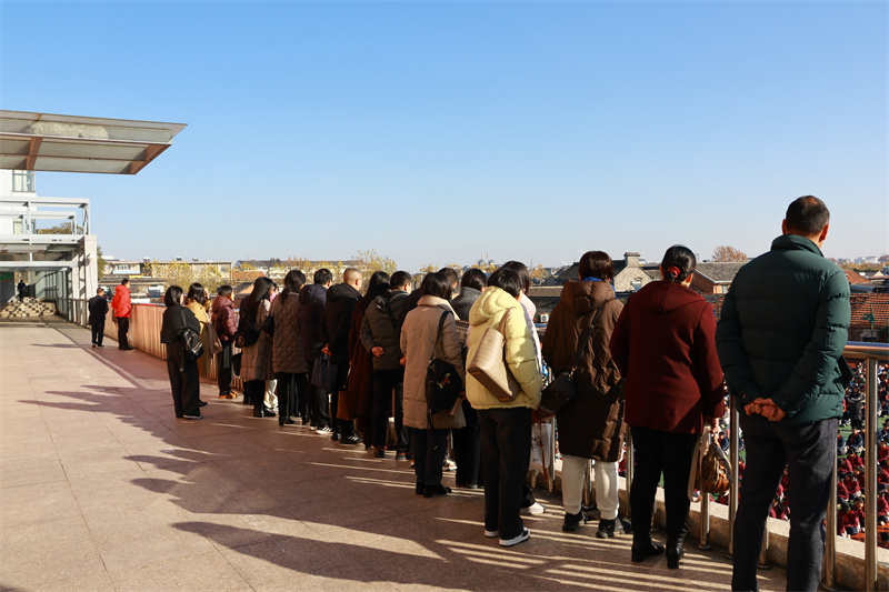 4_1 观摩升旗仪式.JPG