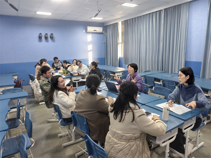 集体研讨 (2).jpg