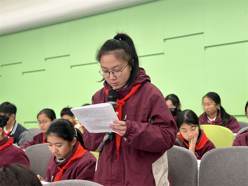 张芷菡同学发言.JPG