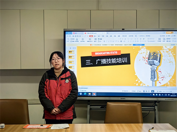 姜奕言培训广播技能.jpg
