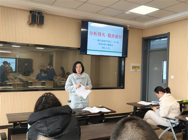 许文凭老师主持并点评.jpg 许文凭老师主持并点评.jpg