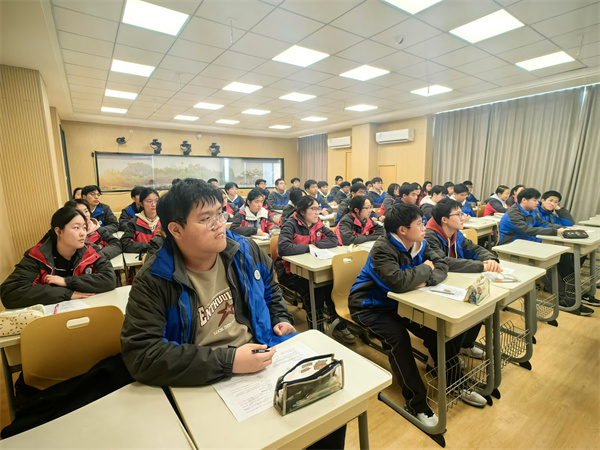 学生听课.jpg 学生听课.jpg