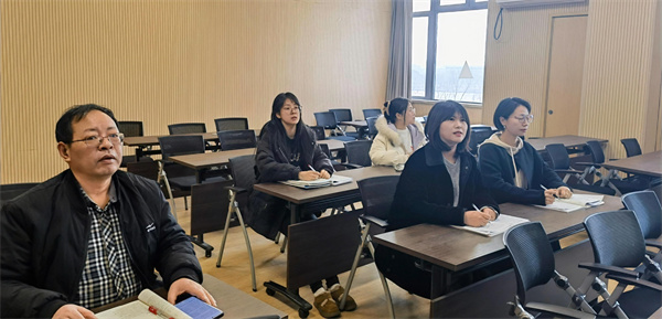 政治组专题复习课听课现场.jpg