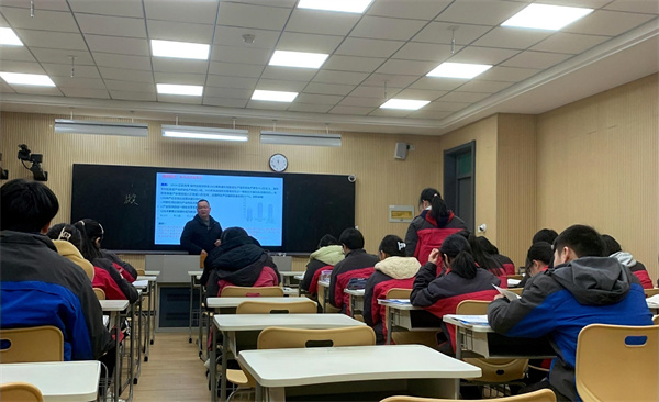 政治组钮洪生老师课堂风采.jpg