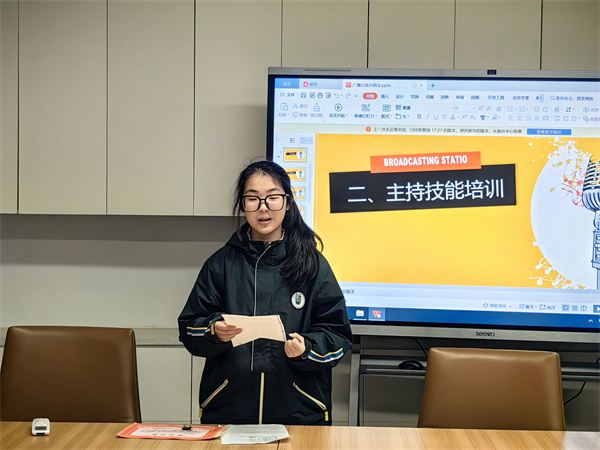 王怡涵培训主持技能.jpg