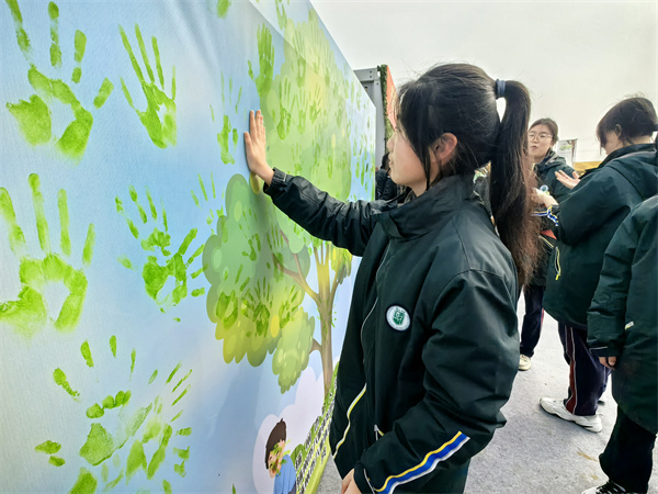 创作“共建手印墙”.jpg