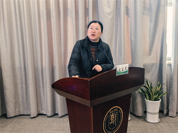 陆霞老师发言.jpg 陆霞老师发言.jpg