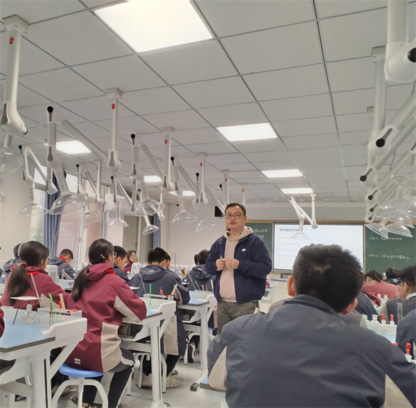 化学组陆云老师课堂风采.jpg