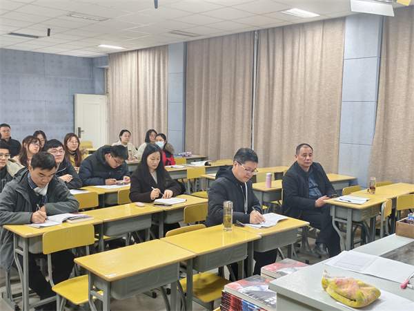 听讲座.jpg 听讲座.jpg