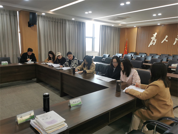 高一分组讨论 .jpg