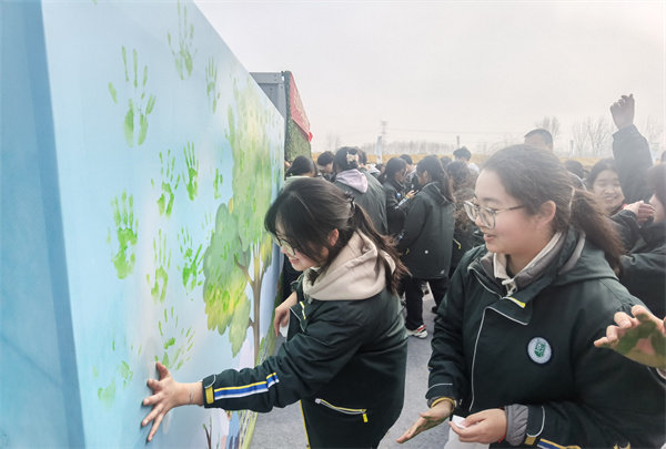 创作“共建手印墙”2.jpg