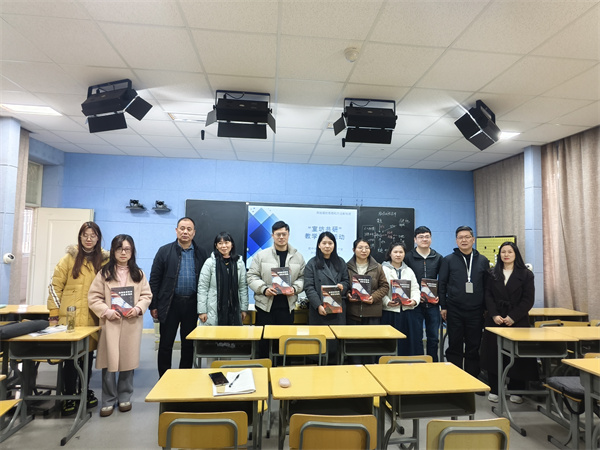 工作室给老师赠书.jpg 工作室给老师赠书.jpg