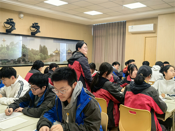 殷子砚同学发言.jpg