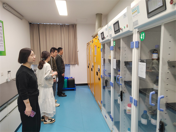 2 检查危化品储藏室.jpg