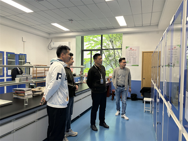 1 检查实验室.jpg