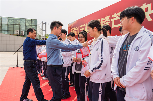 颁发“年级标兵”奖状.jpg 颁发“年级标兵”奖状.jpg