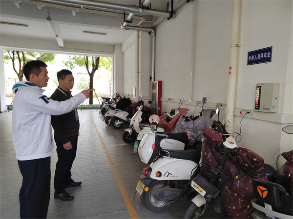 5 检查电动自行车充电情况.jpg