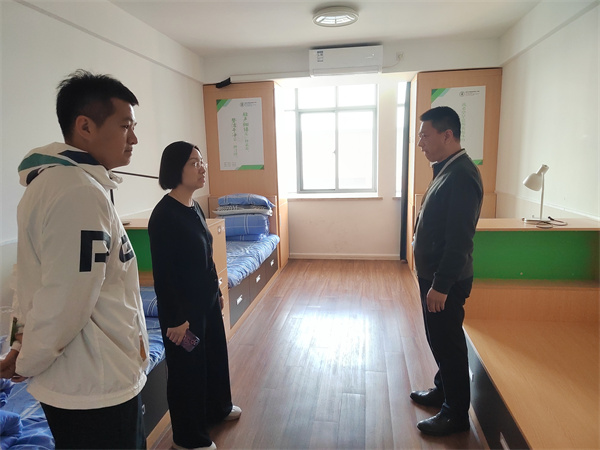 4 检查学生宿舍.jpg
