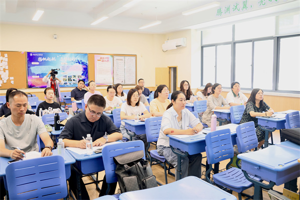 英语：老师们听讲座现场.jpg