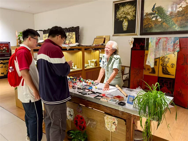 购买纪念品.jpg