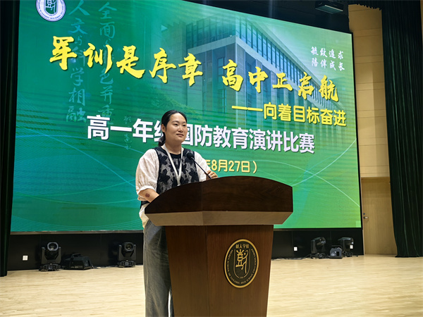 年级组长王菁公布比赛结果.jpg