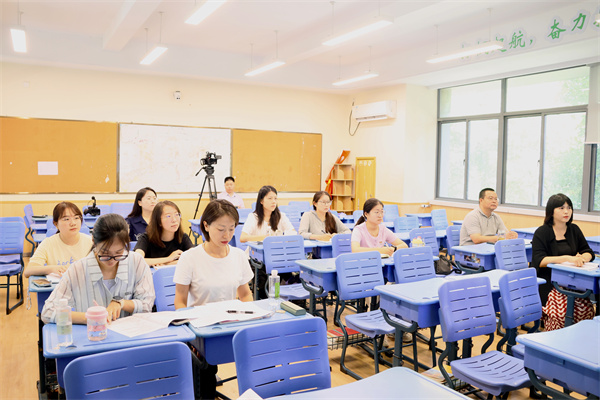 政治：老师们听讲座现场.jpg