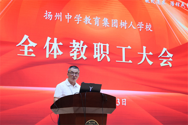 汪柳主任主持会议.jpg
