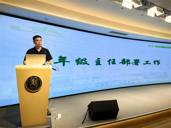 年级主任陈瑞飞部署工作.jpg
