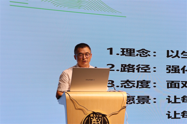 高二年级主任汪柳发言.jpg