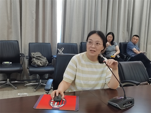 新华中学备课组长发言.jpg