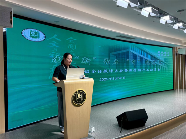 年级组长王菁主持会议.jpg