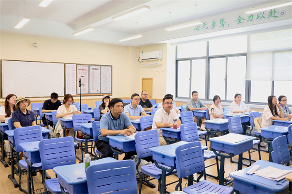 物理：老师们听讲座现场.jpg